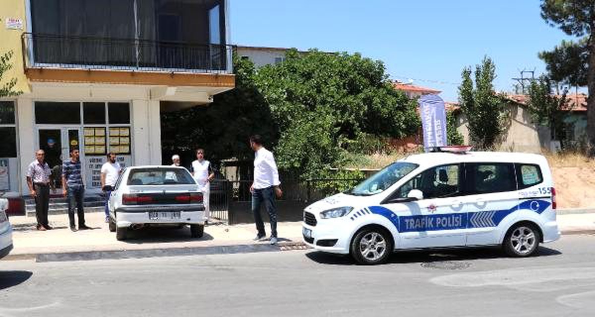 Otomobille çarpışan kasksız motosikletli öldü