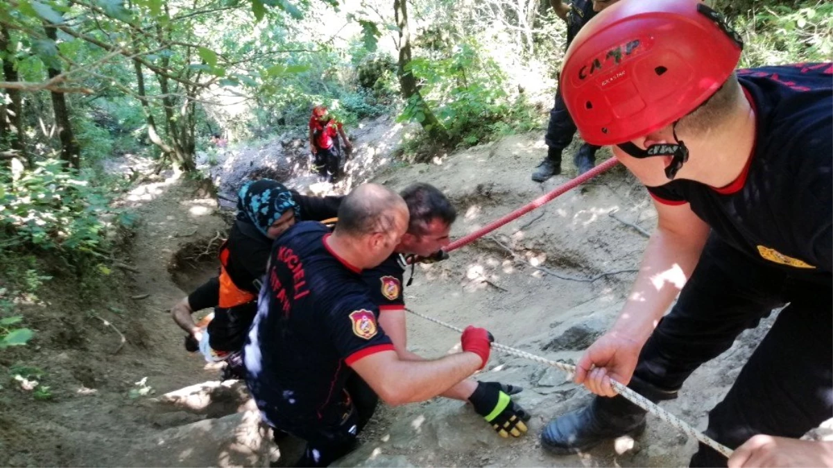 (Özel) 10 metre yükseklikten dere yatağına düşen kadını itfaiye eri sırtına alarak kurtardı