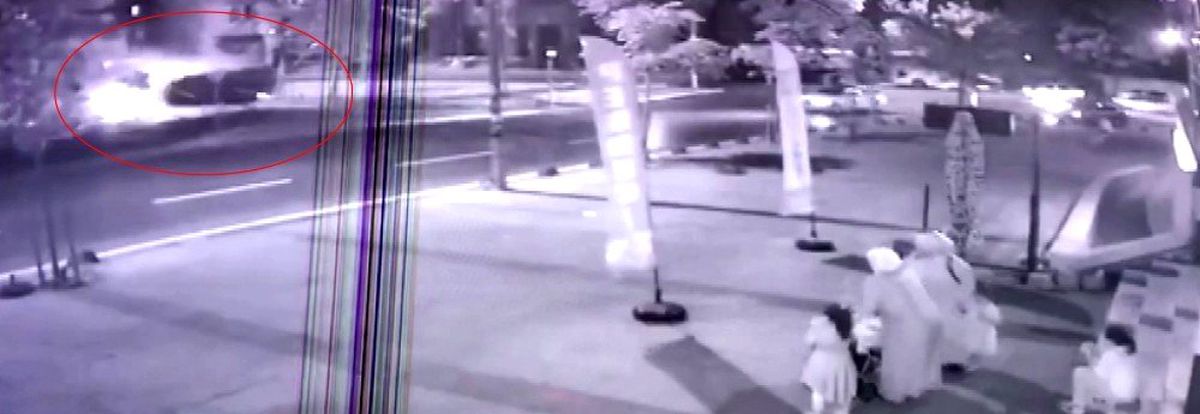 (Özel) Sancaktepe\'de otomobilin kaldırıma uçarak yayaların arasına daldığı feci kaza kamerada