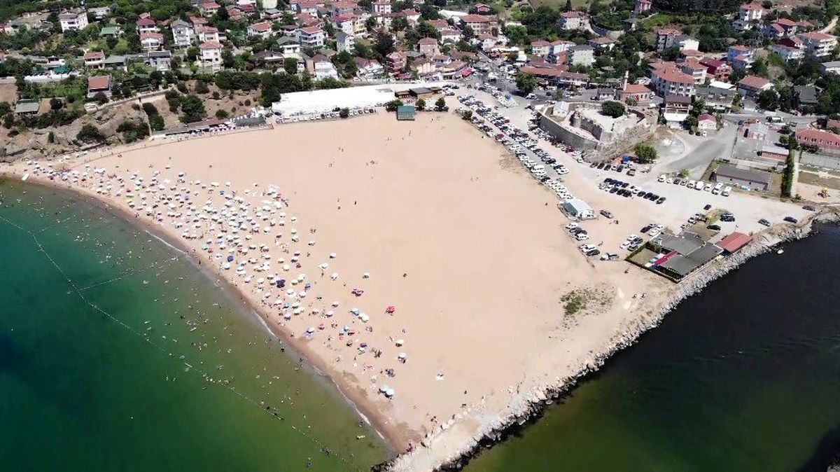 (Özel) Sıcaktan bunalan İstanbullular Riva plajına akın etti