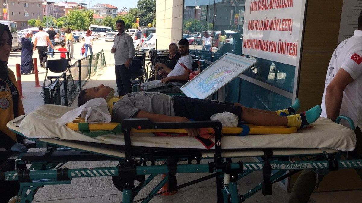 Pencereden düşen çocuk ölümden döndü