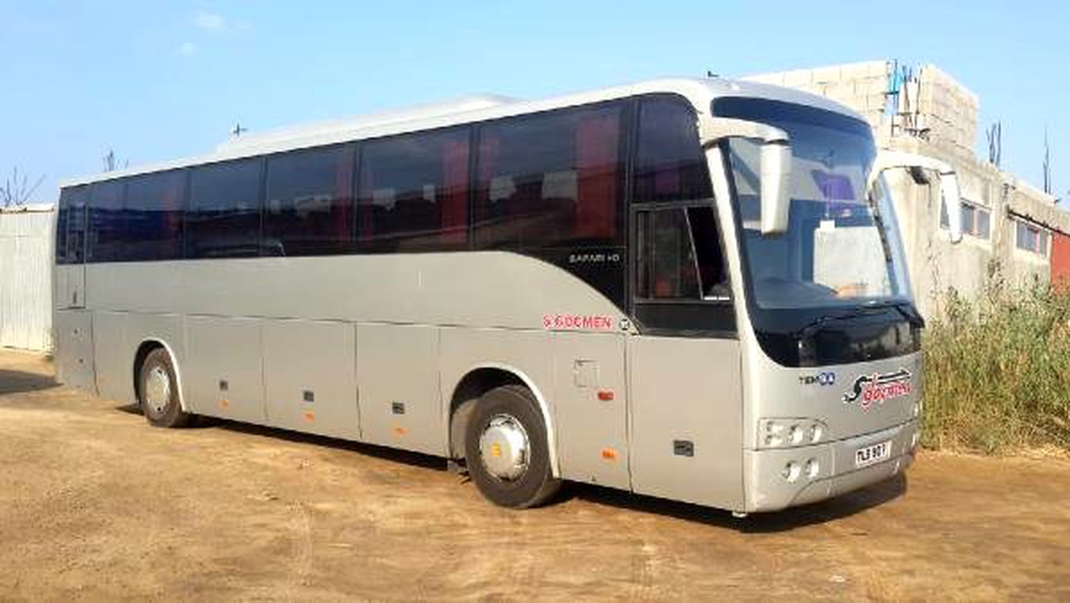 Rumlar, 25 turistin taşıdığı Türk plakalı otobüse saldırdı