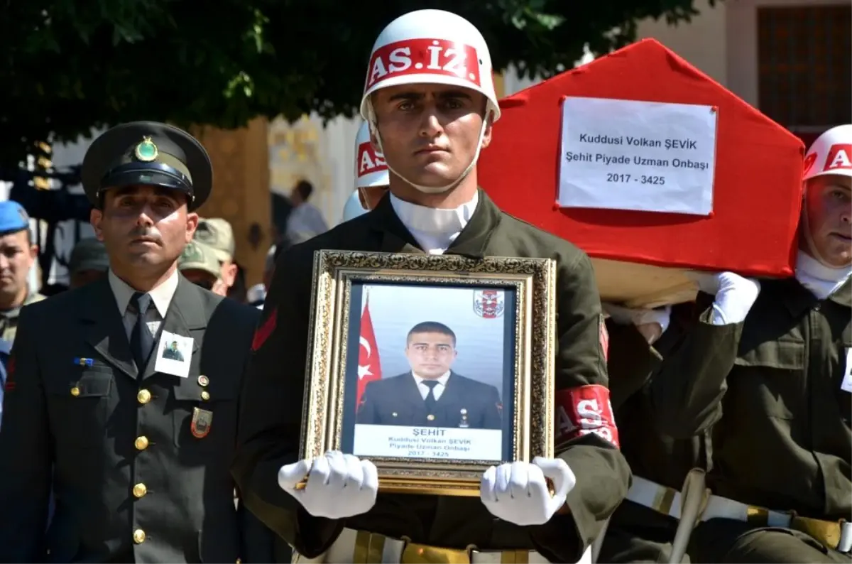 Şehit babası oğlunu asker selamıyla son yolculuğuna uğurladı