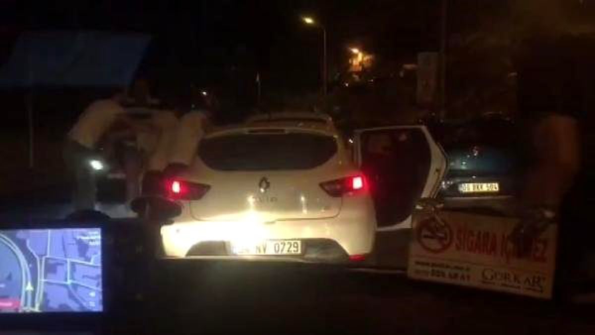 Şişli\'de trafikte tartıştıkları sürücüye tekme tokat saldırdılar