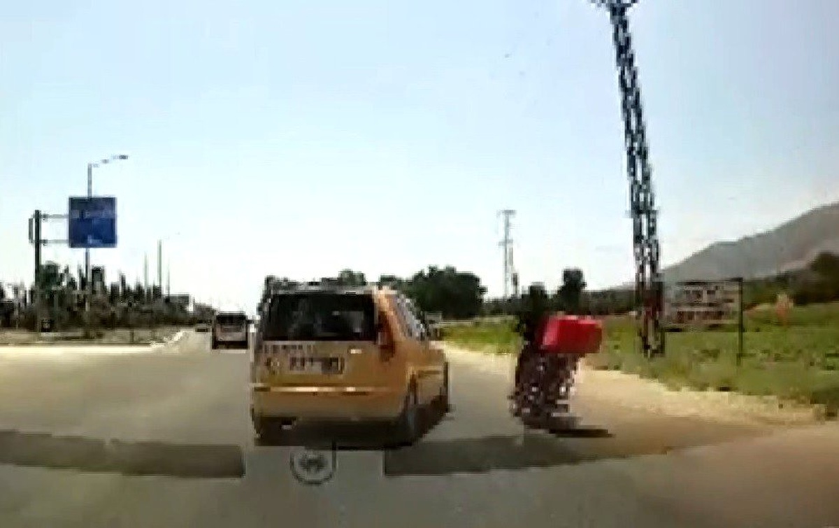 Taksinin sıkıştırdığı motosiklet sürücüsü ölümden kıl payı kurtuldu