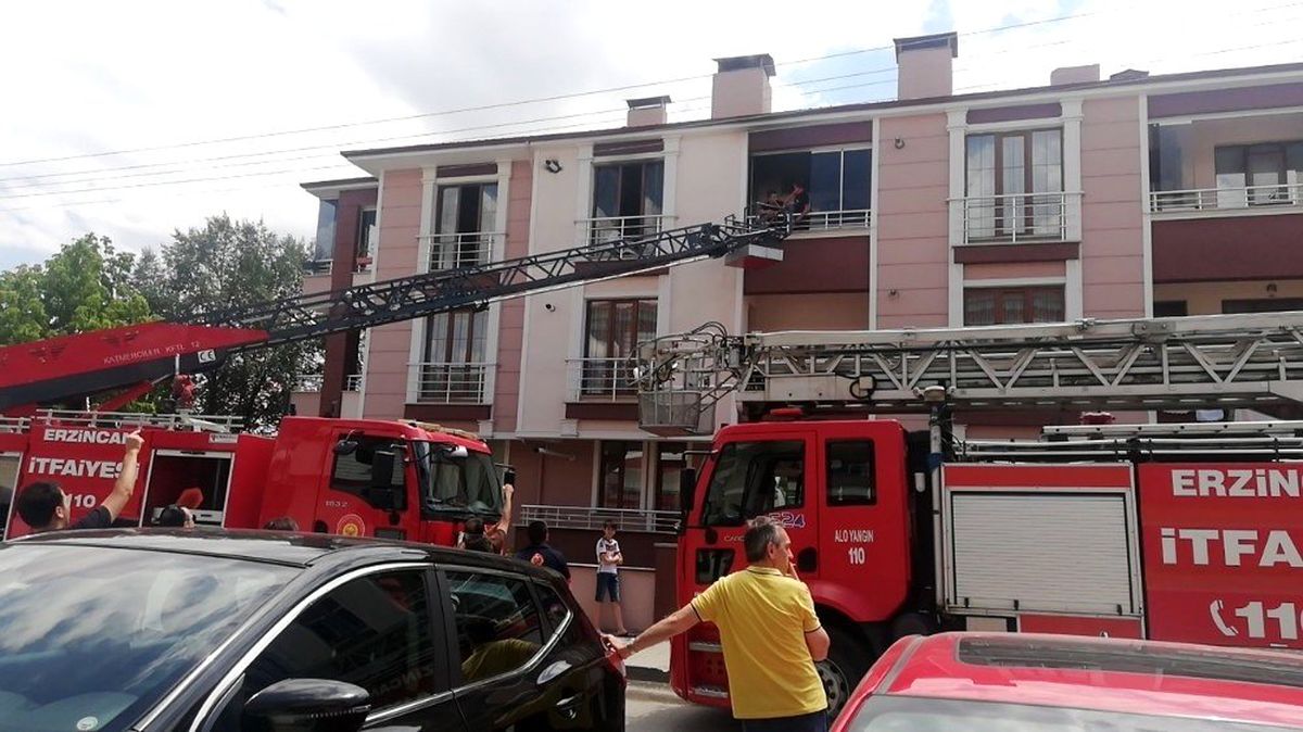 Tatile giden ailenin evlerinde yangın çıktı