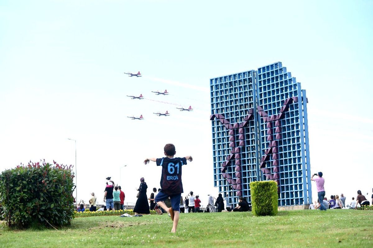Türk Yıldızları Trabzon\'da nefes kesti
