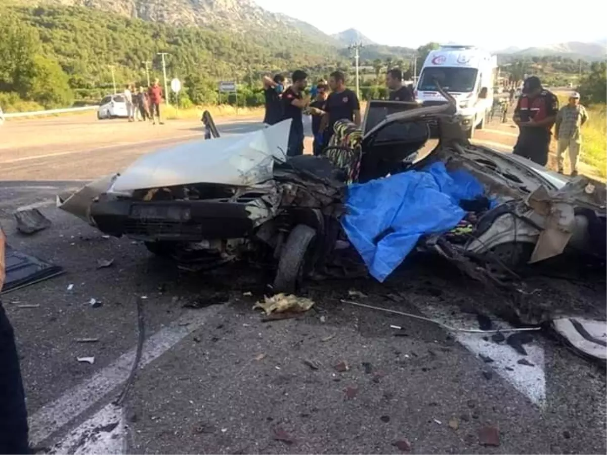 Yolcu otobüsü ile otomobil kafa kafaya çarpıştı: 2 ölü, 3 yaralı