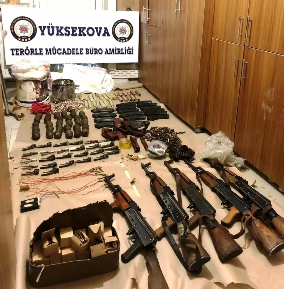 Yüksekova\'da çok sayıda silah ve patlayıcı madde ele geçirildi