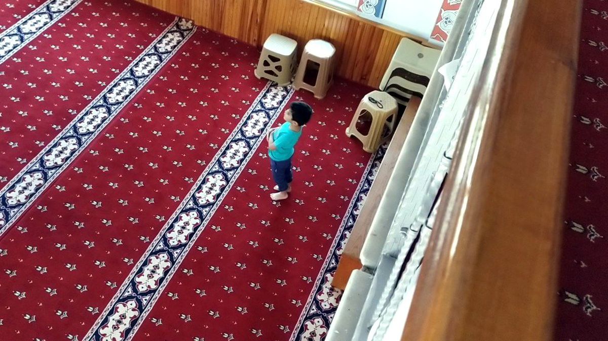 3 yaşındaki miniğin camideki sevimli halleri amatör kameraya yansıdı