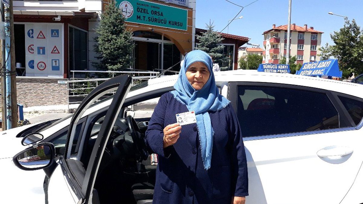 64 yaşında ehliyet sahibi oldu