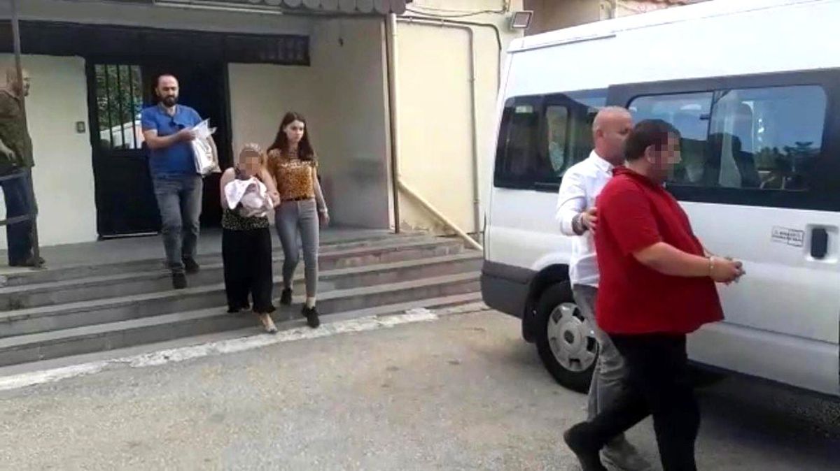 Aile boyu küçük kızı şantaj için kullanmışlar
