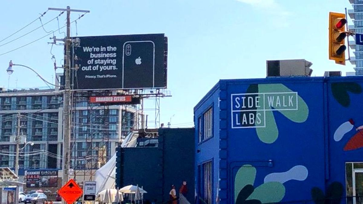Apple, Yeni Bilboard Reklamında Google\'ı Ağır Trolledi