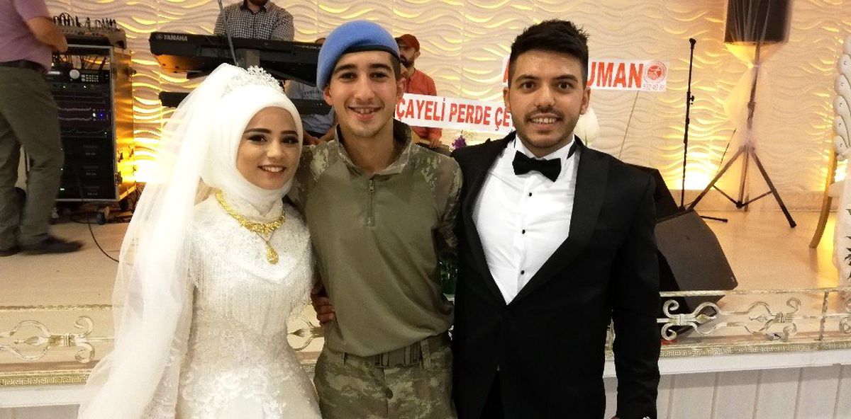 Asker kardeşi sürpriz yapıp düğüne askeri kamuflajla katıldı