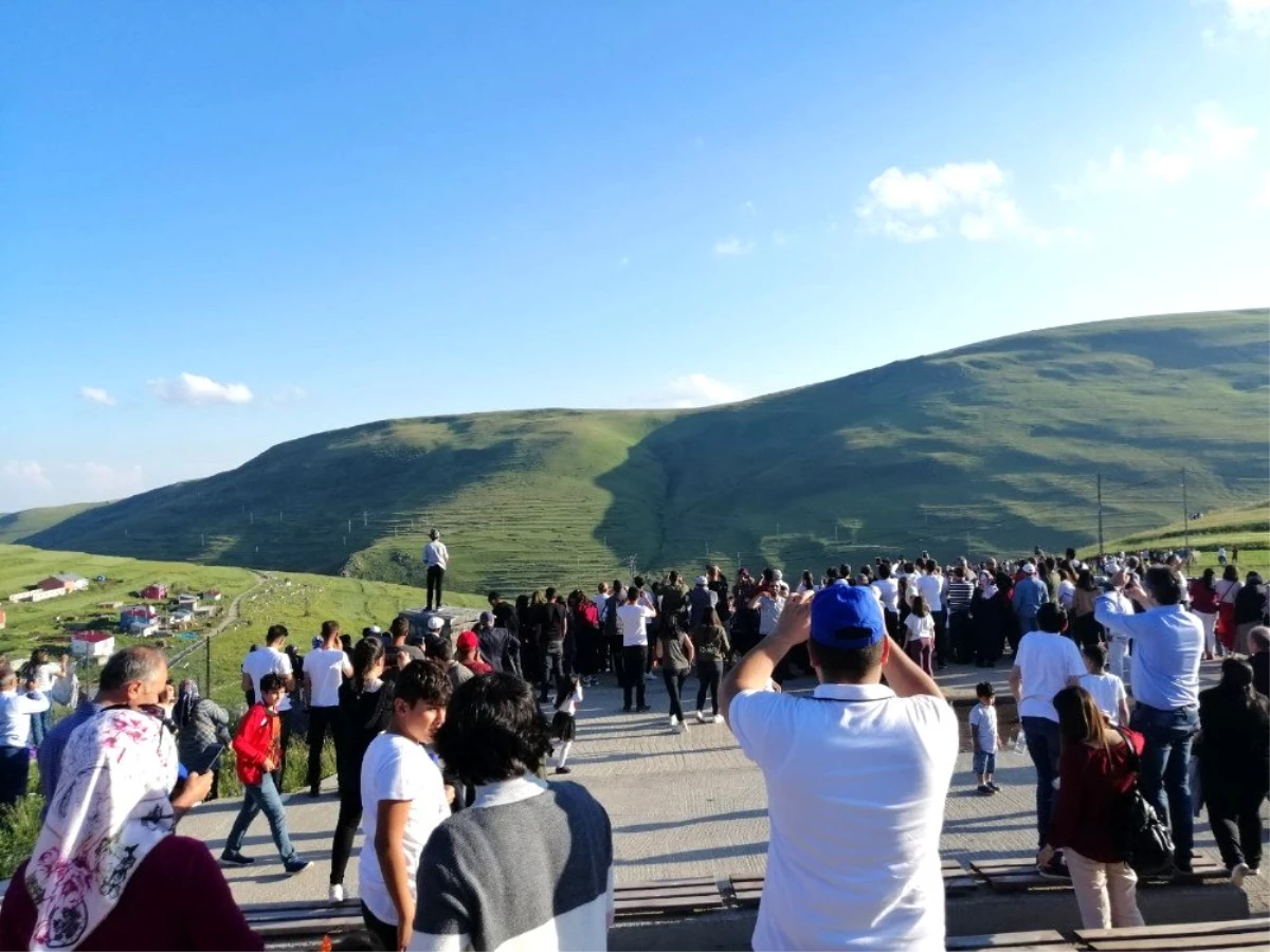 Atatürk siluetini alkışlarla izlediler