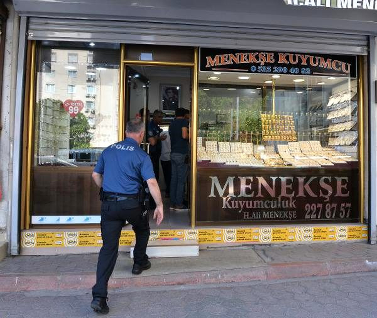 Av tüfekli soyguncuyu kuyumcu ikna edip, polise teslim etti