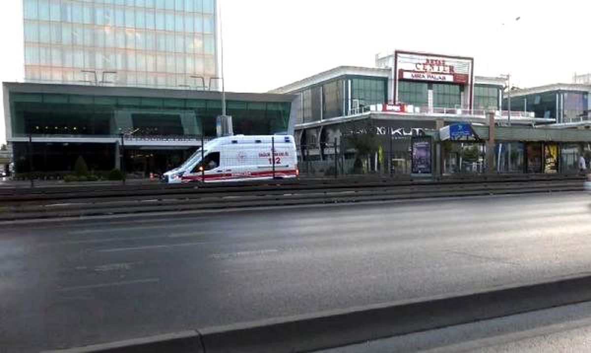 Avcılar\'da metrobüs durağında bıçaklı kavga; 1 yaralı