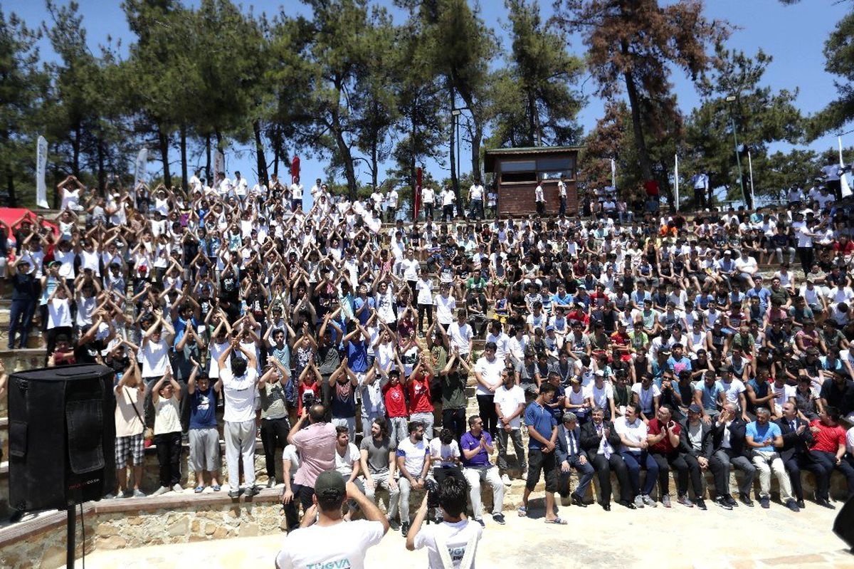 Bakan Kasapoğlu doğa kampında gençlerle buluştu
