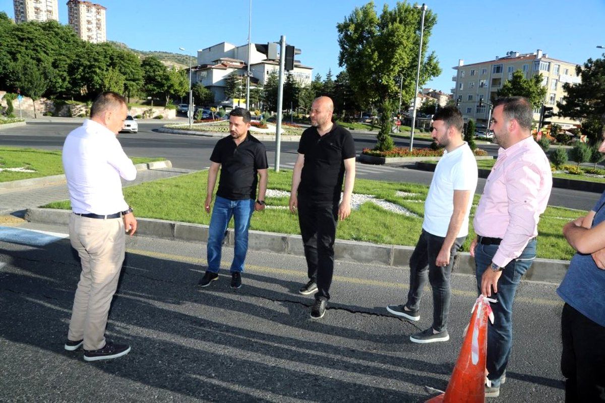 Başkan Rasim Arı, Saatçi Hoca Caddesinde incelemelerde bulundu