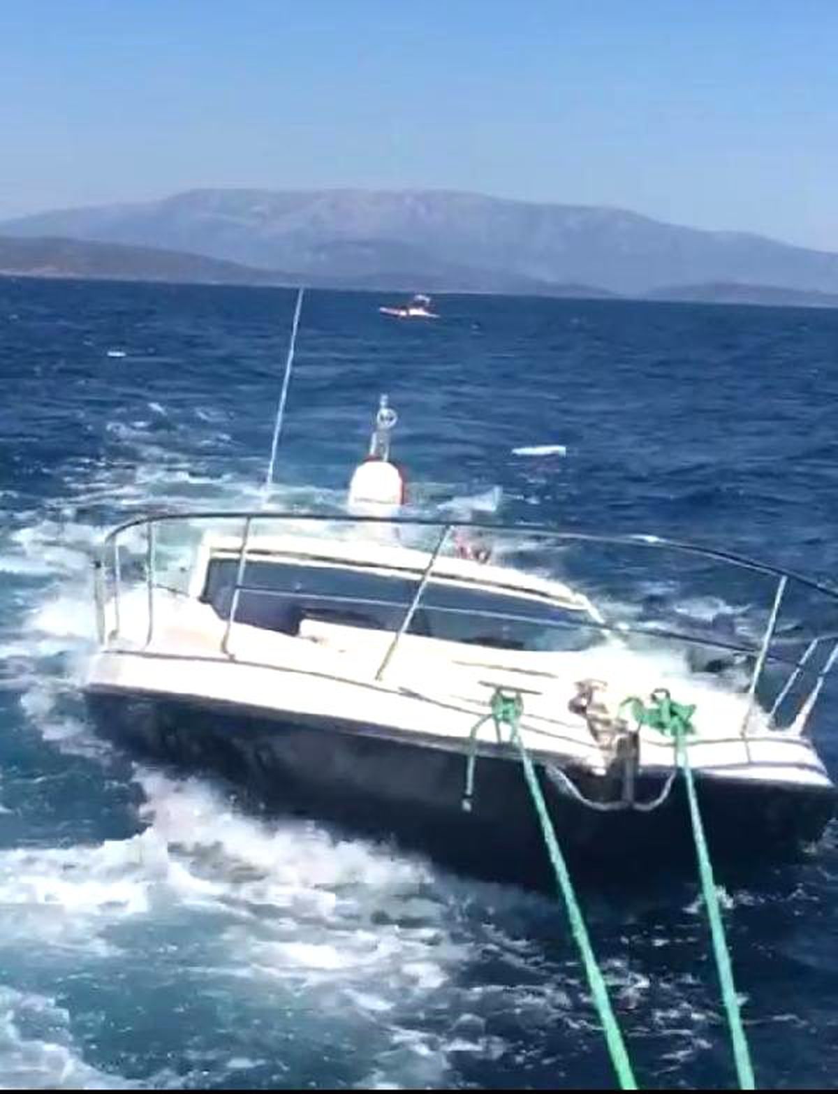 Batığa çarpıp, su alan yatın kaptanı ve 5 kişiyi Sahil Güvenlik kurtardı
