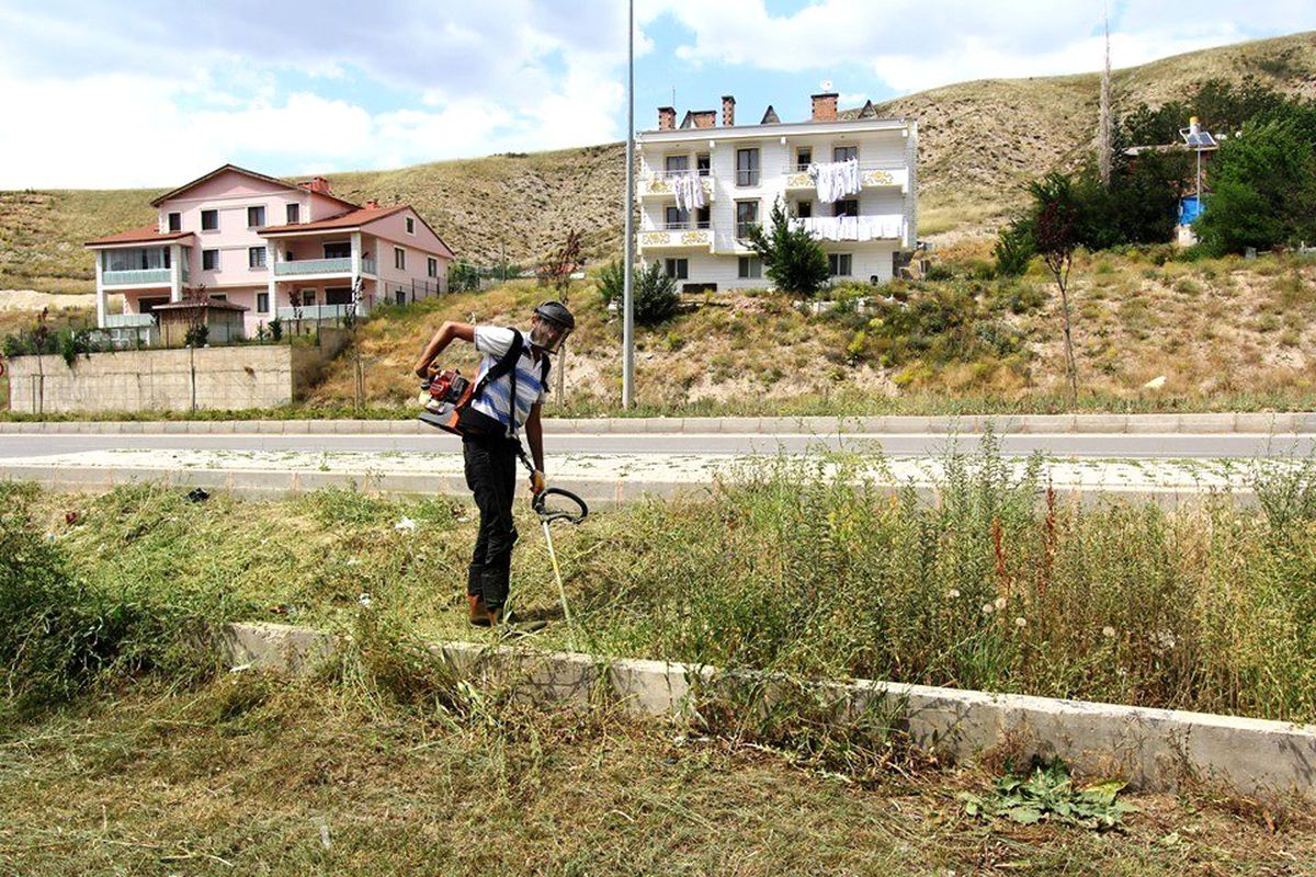 Bayburt\'ta parklarda çim biçme ve ilaçlama çalışması