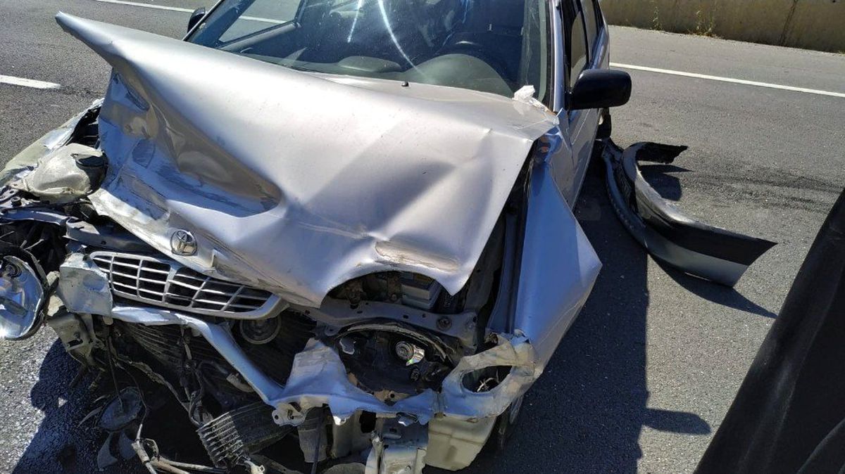 Bilecik\'te bariyerlere çarpan otomobildeki 6 kişi yaralandı