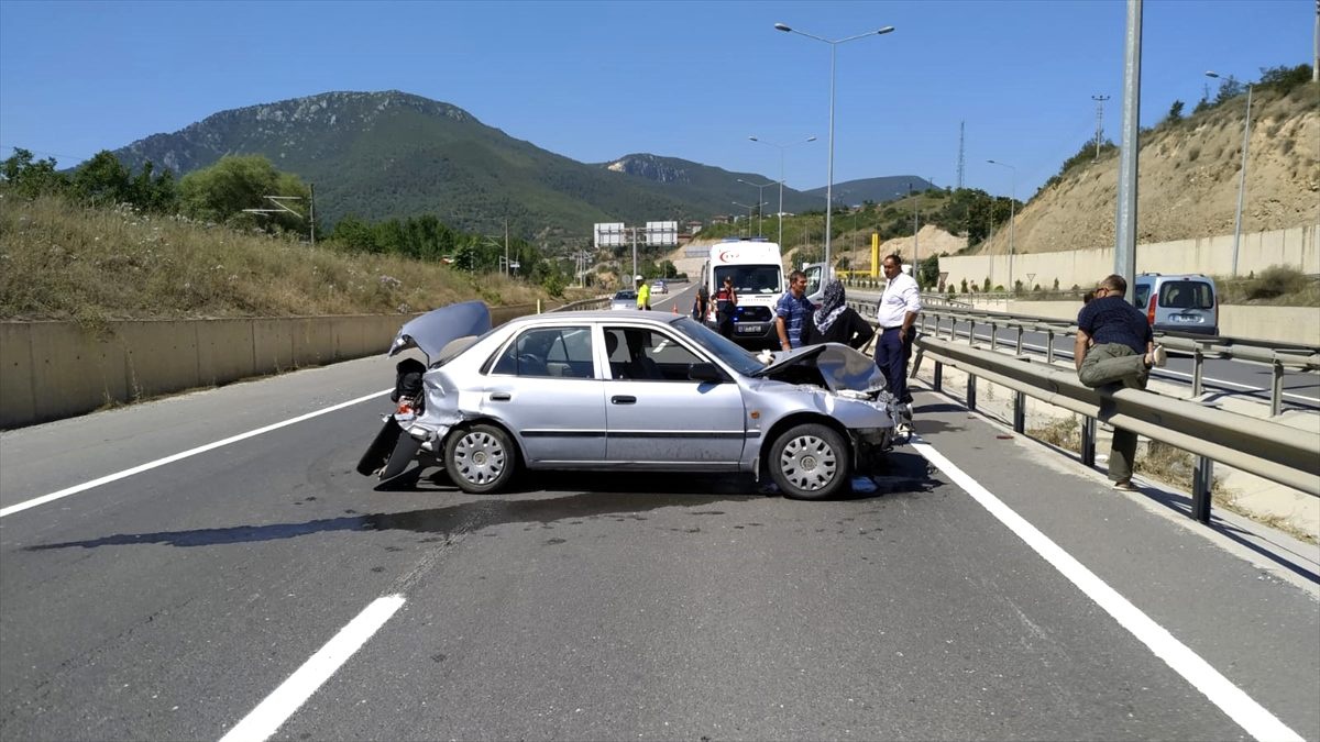 Bilecik\'te otomobil bariyerlere çarptı: 6 yaralı