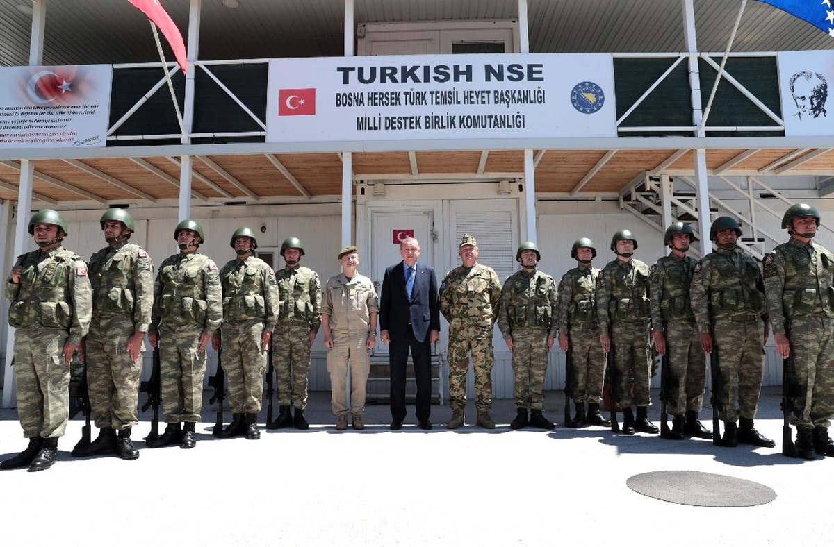 Bosna\'da Barış Gücü\'nde görevli Türk askerlerini ziyaret etti