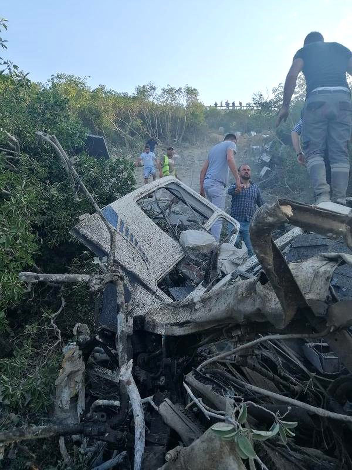 Bursa\'da 200 metrelik uçuruma yuvarlanan TIR\'ın sürücüsü öldü