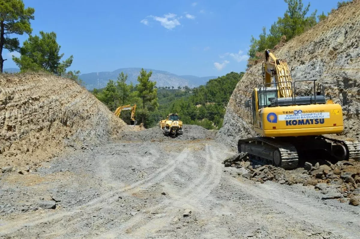 Büyükşehir Manavgat\'ta dağları kırıp yeni yol açıyor