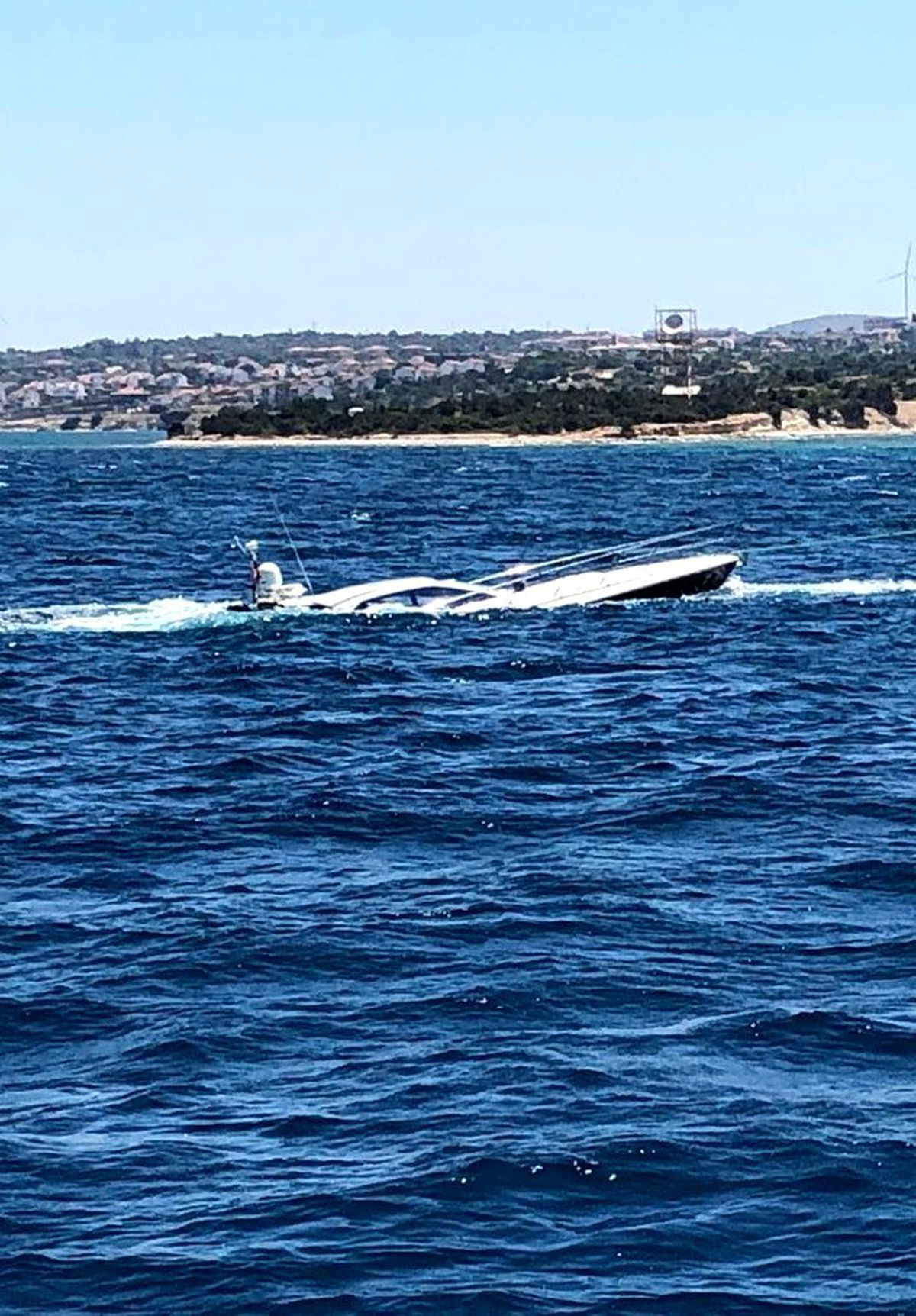 Çeşme\'de kaza yapan lüks tekneye hayati operasyon: 5 kişi kurtarıldı
