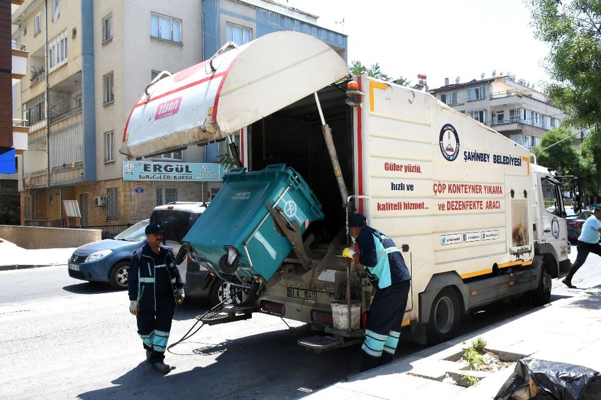 Çöp konteynerleri dezenfekte ediliyor