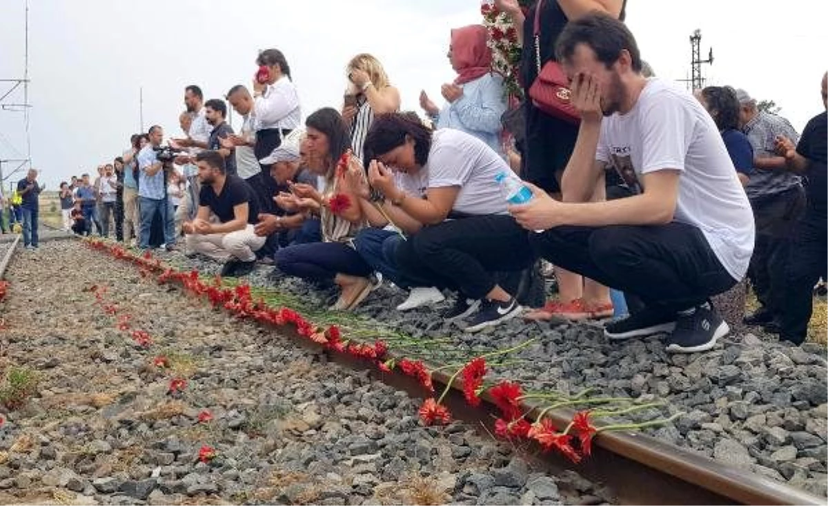 Çorlu\'da tren kazasında ölen 25 kişi, raylara karanfiller bırakılarak anıldı