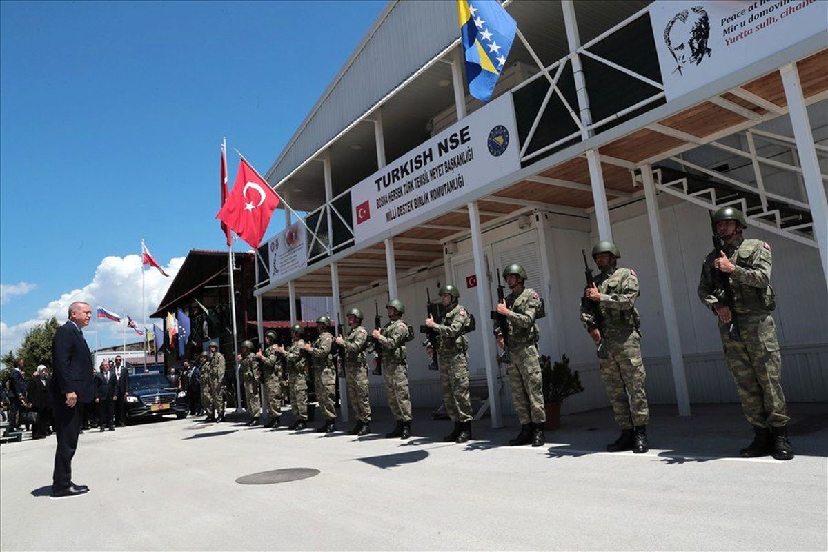 Cumhurbaşkanı Erdoğan ve Bakan Akar, Bosna Hersek\'te Mehmetçik\'i ziyaret etti