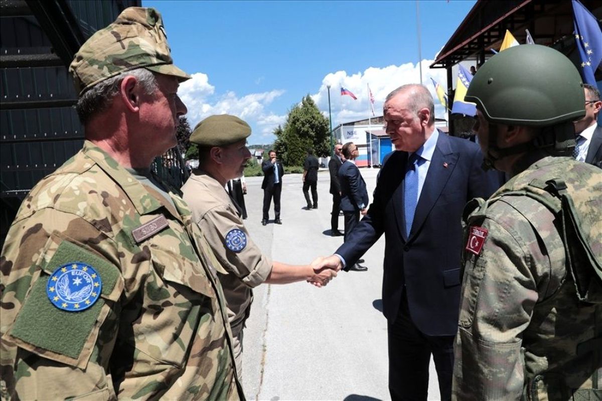 Cumhurbaşkanı Erdoğan ve Bakan Akar, Bosna Hersek\'te Mehmetçik\'i ziyaret etti