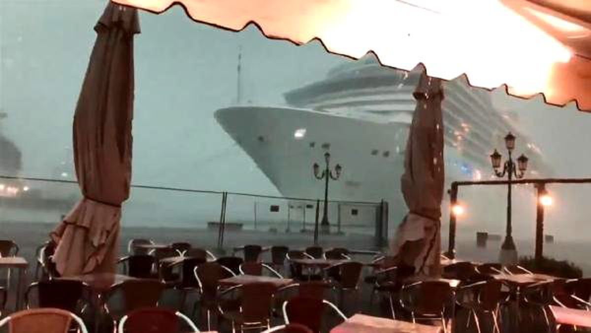 Dev yolcu gemisi az kalsın limana çarpıyordu