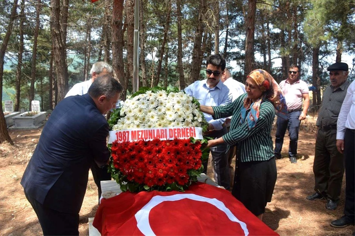 Devre arkadaşları Şehit Yüzbaşı Ülker\'in mezarını ziyaret ettiler