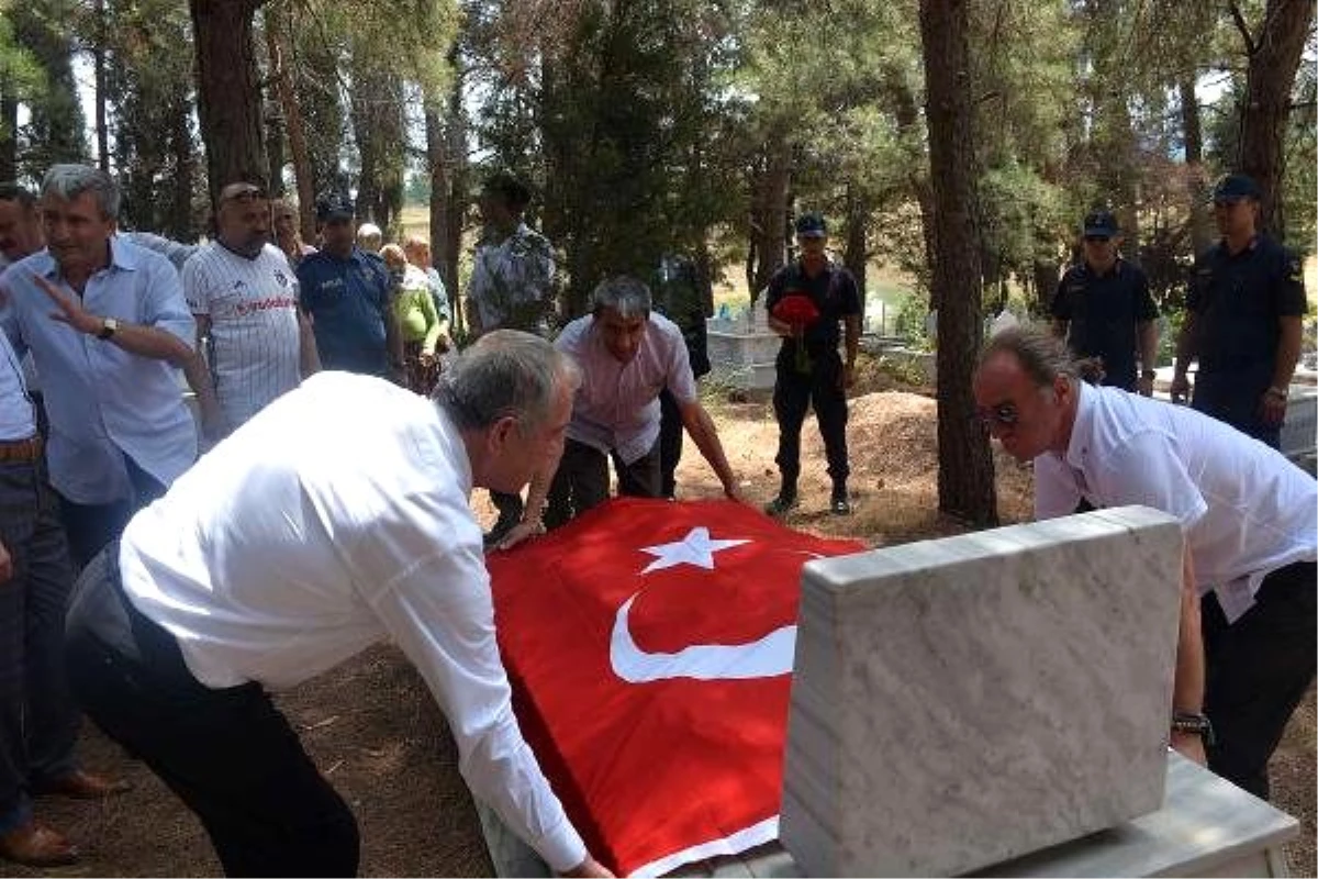 Devre arkadaşlarından Şehit Yüzbaşı Ülker\'in mezarına ziyaret