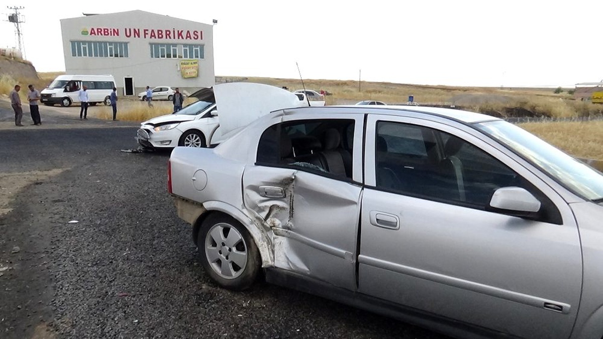Diyarbakır\'da iki ayrı trafik kazasında 7 kişi yaralı
