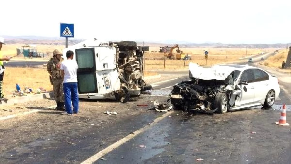 Diyarbakır\'da otomobil yolcu minibüsüne çarptı: 3 yaralı