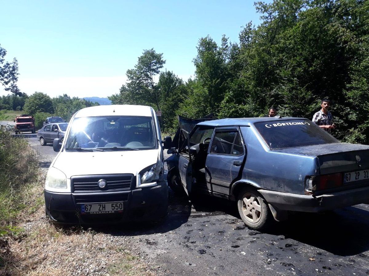 Ehliyetsiz sürücü ekmek dağıtım aracına çarptı
