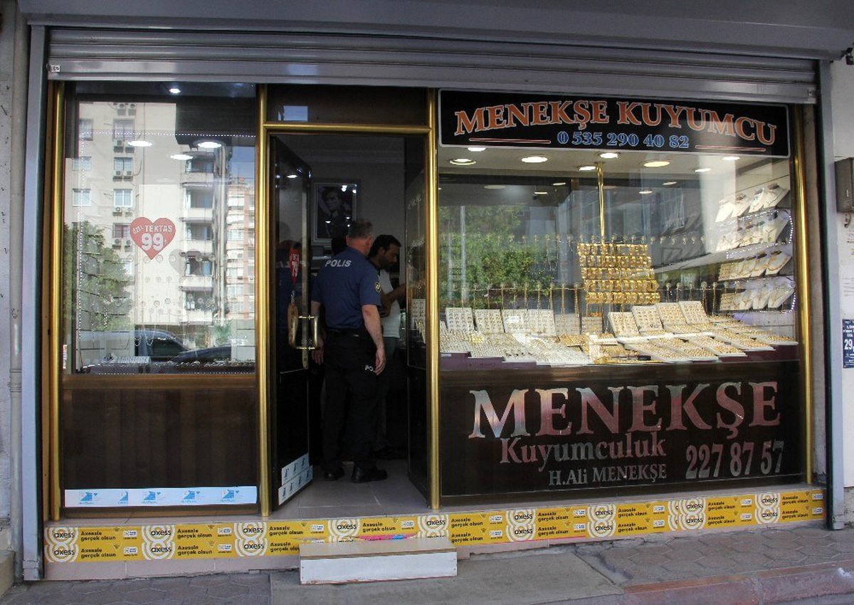Emekli subay pompalı tüfekli soyguncuyu ikna etti