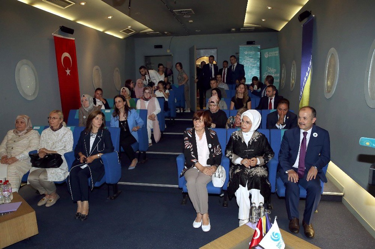 Emine Erdoğan\'dan Yunus Emre Kültür Merkezine ziyaret