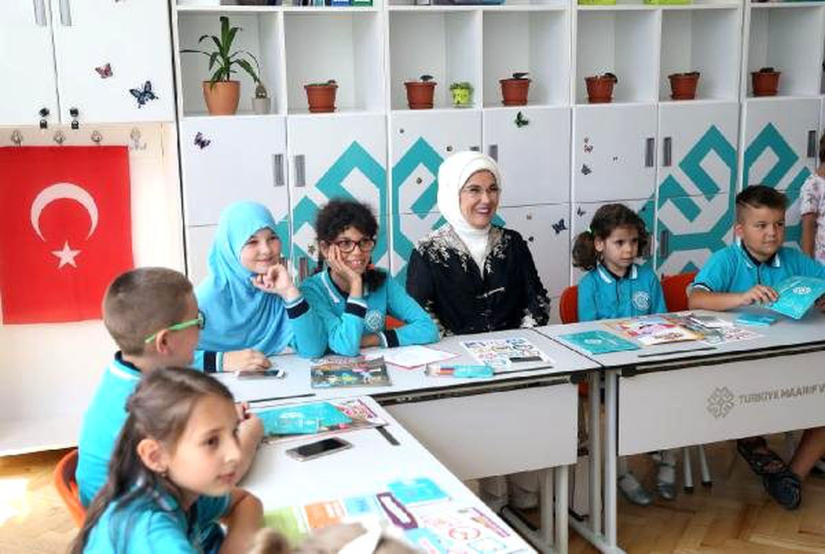 Emine Erdoğan, Saraybosna Maarif Okulu ve Yunus Emre Kültür Merkezi'ni ziyaret etti
