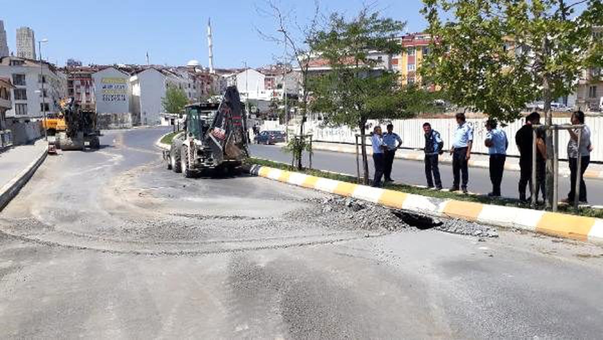 Esenyurt\'ta yol çöktü, cadde trafiğe kapatıldı