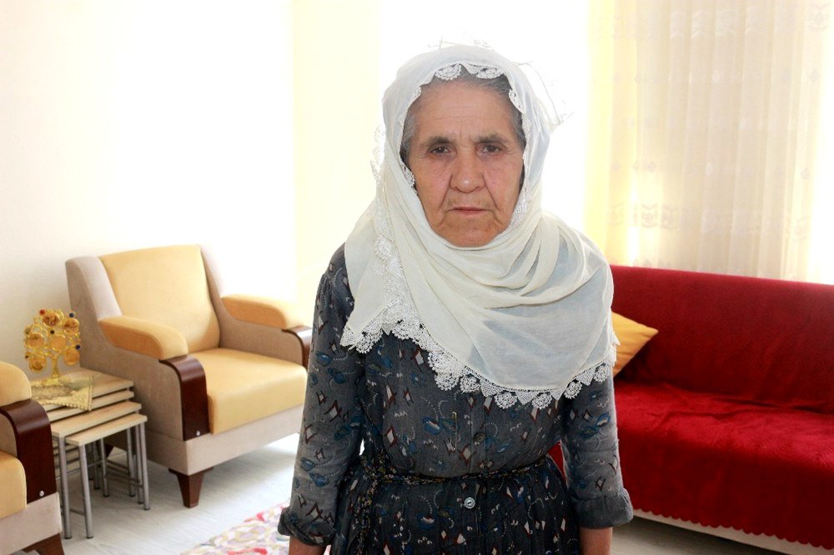 Evi yanan yaşlı kadının yüzü güldü