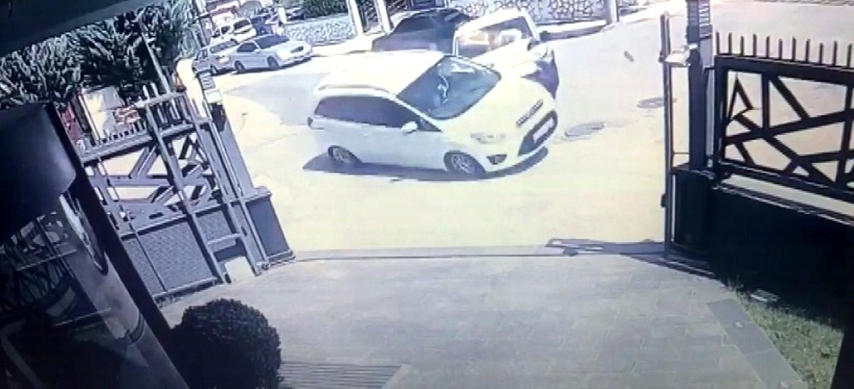 Hafif ticari araçla çarpışan otomobil böyle takla attı
