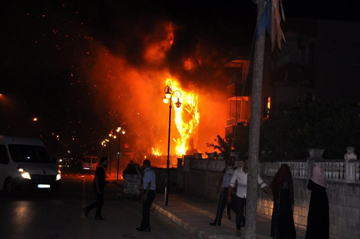 Hatay Valiliği: "Reyhanlı\'daki yangında 3 kişi yaralandı, 10 kişi dumandan zehirlendi"
