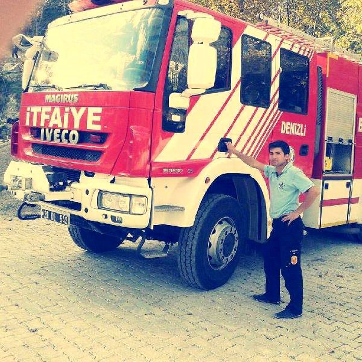 Hayvanları kurtarmaya çalışan itfaiyeci moloz yığının altında kaldı