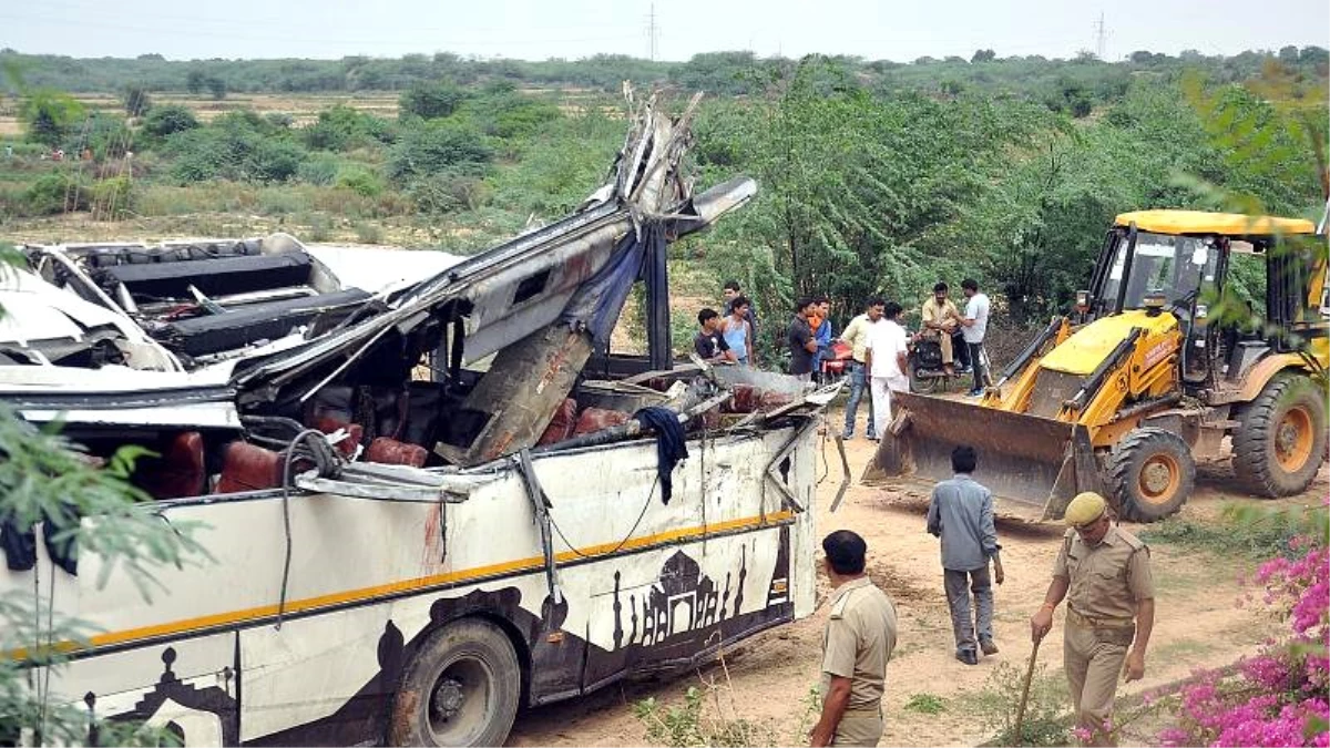 Hindistan\'da otobüs kanala düştü: En az 29 ölü, 18 yaralı